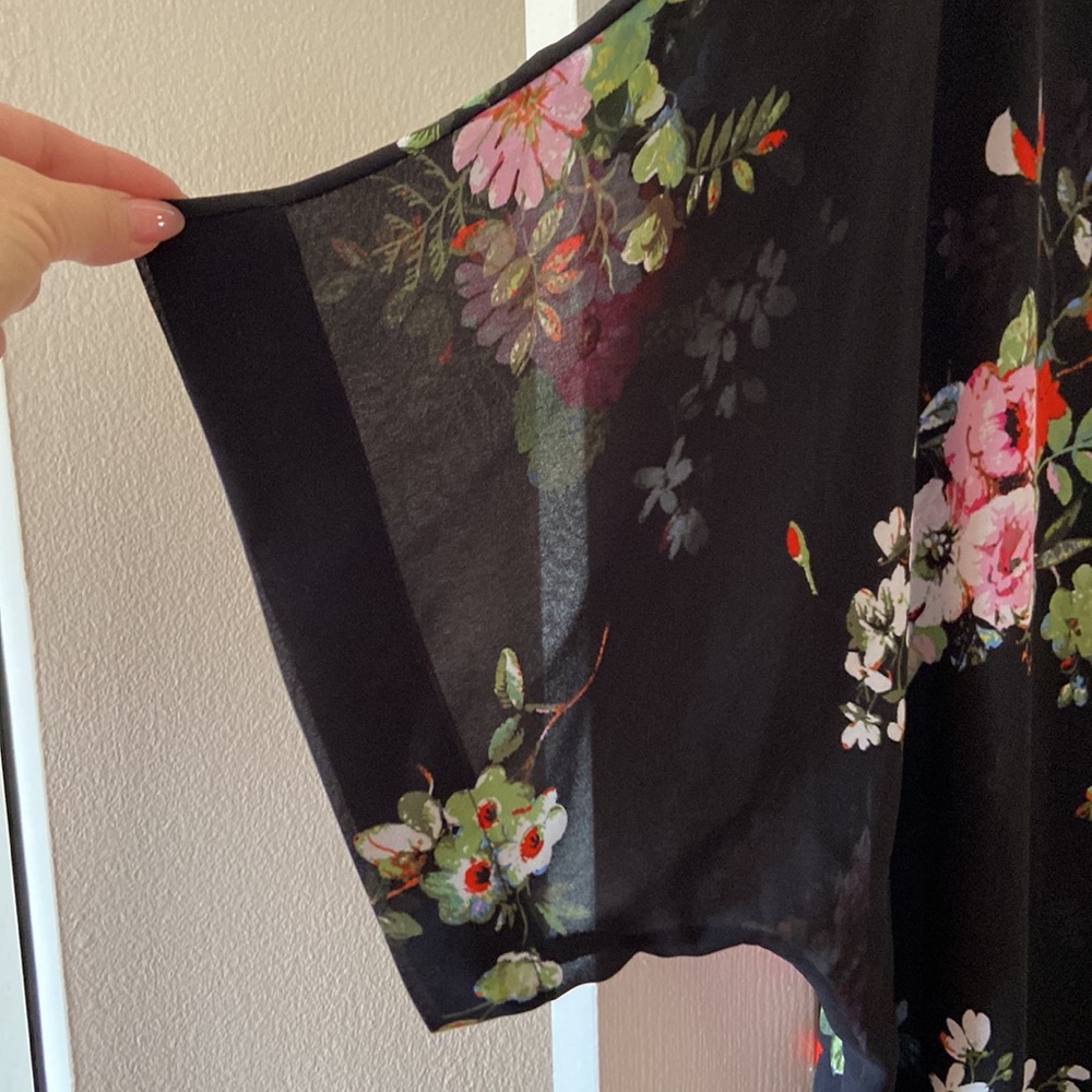 Sheer shrug/cover up with tassel details - Picture 3 of 6